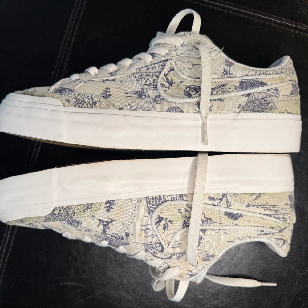 Nike White and Blue Patterned Sneakers